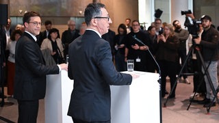 Cem Özdemir und Manuel Hagel bei einer Pressekonferenz. Der designierte Grünen-Ministerpräsident Cem Özdemir (rechts) setzt auf Kontinuität bei seinen Ministerinnen und Ministern. Manuel Hagel (CDU) wird unter anderem als Innenminister gehandelt.
