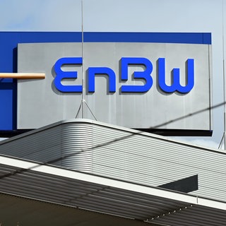 Ein Logo der Energie Baden-Württemberg AG (EnBW) am Verwaltungsgebäude.  Die EnBW Energie Baden-Württemberg hat sich zu den Vorwürfen geäußert, Bundeswirtschaftsministerin Reiche Vorschläge übermittelt zu haben - ohne dies im Lobbyregister eingetragen zu haben. Dabei ging es um Informationen, die sich angeblich gegen Batteriespeichern richten. 