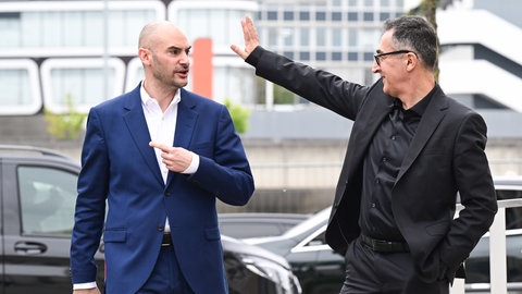 Danyal Bayaz und Cem Özdemir gehen gemeinsam in die Sparkassenakademie zu den beginnenden Koalitionsverhandlungen zwischen Grünen und CDU.