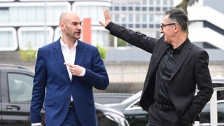 Danyal Bayaz und Cem Özdemir gehen gemeinsam in die Sparkassenakademie zu den beginnenden Koalitionsverhandlungen zwischen Grünen und CDU.