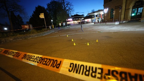 Absperrband hängt am Bahnhof Marbach am Neckar (Kreis Ludwigsburg). Die Polizei sichert nach Schüssen, bei denen zwei Menschen verletzt wurden, Spuren.
