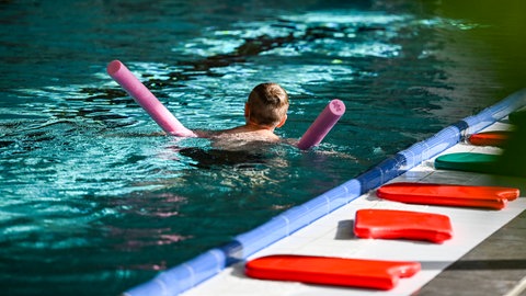 Ein Kind bei einem Schwimmkurs im Hallenbad - beim Schwimmunterricht in Konstanz war ein Schüler ertrunken (Symbolbild)