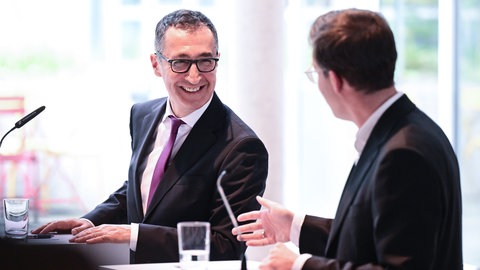Cem Özdemir (li., Bündnis 90 Die Grünen) und Manuel Hagel (CDU) bei einer Pressekonferenz.