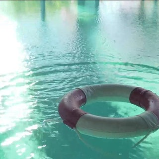 Rettungsring im Pool