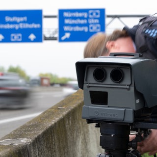 Ein Blitzer am Straßenrand. Bei Verstößen im Verkehr finden manche Menschen kuriose Dinge, um sich zu rechtfertigen.