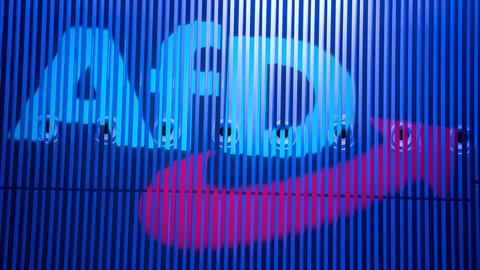 Das Logo der AfD an einer Wand. Die AfD präsentiert sich als Partei der bürgerlichen Mitte und grenzt sich offiziell von Extremisten wie der Identitären Bewegung ab.