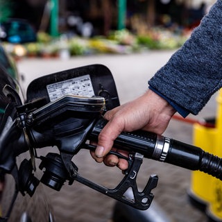 Ein Auto wird getankt. In Baden-Württemberg gibt es regionale Unterschiede bei den Preisen für Benzin, Diesel und Heizöl.