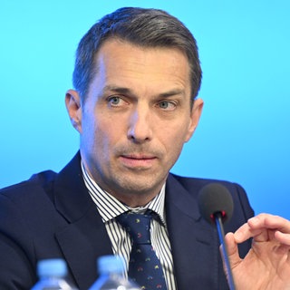 Martin Rothweiler, Vorsitzender der AfD-Landtagsfraktion Baden-Württemberg, spricht vor einem blauen Hintergrund bei einer Pressekonferenz des Fraktionsvorstands der AfD-Fraktion im Landtag von Baden-Württemberg. Er trägt einen dunkelblauen Anzug.