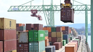 Container werden im Neckarhafen in Stuttgart verladen. 
