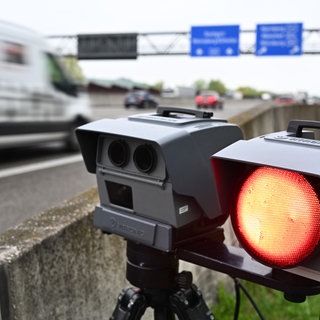 Eine mobile Geschwindigkeitsmessanlage steht am Rand der A6.