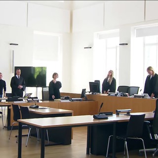 Menschen in einem Raum im Amtsgericht Esslingen