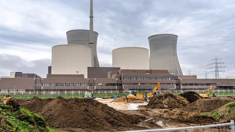 Kernkraftwerk mit Baustelle davor