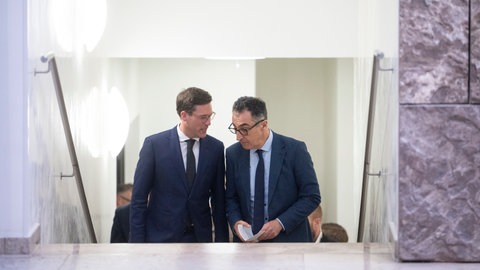 Manuel Hagel (CDU) und Cem Özdemir (Bündnis 90Die Grünen): Bei den Koalitionsverhandlungen zwischen Grünen und CDU gibt es noch Streitpunkte - zum Beispiel die Wochenarbeitszeit für Beamte.