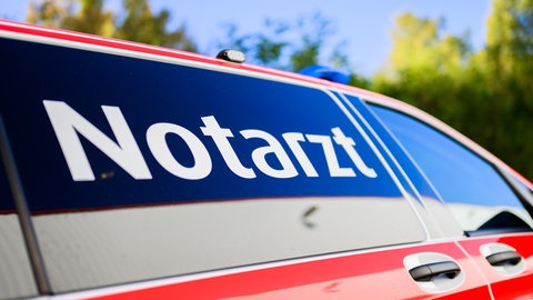 Ein Notarzt-Fahrzeug steht an einer Einsatzstelle
