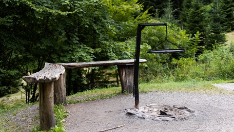 Ein fest installierter Schwenkgrill steht an der Ottilienwaldhütte bei Freiburg. 
