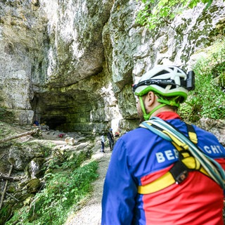 Die Bergwacht ist an einem Rettungseinsatz in der Falkensteiner Höhle auf der Schwäbischen Alb beteiligt. Ein Wanderer ist in der Höhle auf der Schwäbischen Alb an den Folgen eines medizinischen Notfalls gestorben.