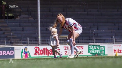 Fußballerin Meret Felde und ihre Tochter