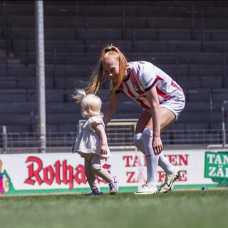 Fußballerin Meret Felde und ihre Tochter