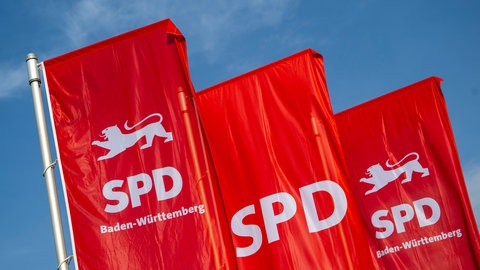 Beim Landesparteitag der SPD Baden-Württemberg wehen vor dem Messezentrum rote Fahnen.
