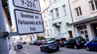 In Freiburg kennzeichnet ein Schild eine Zone mit Anwohnerparkberechtigungen in der Innenstadt.