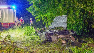 Ein Sportwagen liegt völlig zerstört in einer Böschung. Bei einem Unfall auf der B3 nahe Freiburg sind zwei Menschen gestorben. 