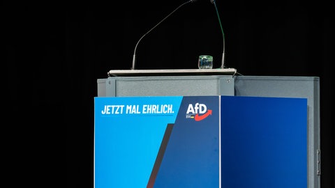 Ein Rednerpult ist der AfD Baden-Württemberg in der Stadthalle Rottweil zu sehen.