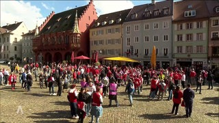 Fußball Fans auf einem Platz in Freiburg