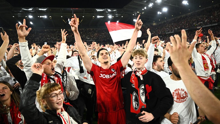 Igor Matanović vom SC Freiburg feiert mit Fans den Sieg und den Einzug ins Europa-League-Finale.
