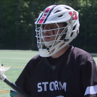 Ein Karlsruher Lacrosse-Spieler auf dem Feld