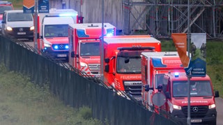Rettungswagen aus Deutschland erreichen den Flughafen Eindhoven. Ein Flugzeug mit Passagieren des von einem Hantavirus-Ausbruch betroffenen Kreuzfahrtschiffs "Hondius" ist auf dem Flughafen Eindhoven gelandet. Eine Person wird in Baden-Württemberg in häusliche Quarantäne gehen.