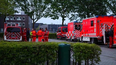 Rettungswagen aus Essen und Frankfurt stehen vor dem Flughafen Eindhoven, um vier deutsche Passagiere des von einem Hantavirus-Ausbruch betroffenen Kreuzfahrtschiffs "Hondius" nach Frankfurt zu bringen.