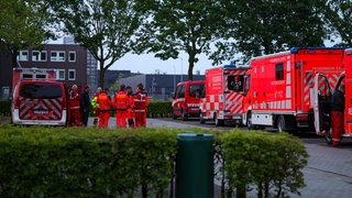 Rettungswagen aus Essen und Frankfurt stehen vor dem Flughafen Eindhoven, um vier deutsche Passagiere des von einem Hantavirus-Ausbruch betroffenen Kreuzfahrtschiffs "Hondius" nach Frankfurt zu bringen.