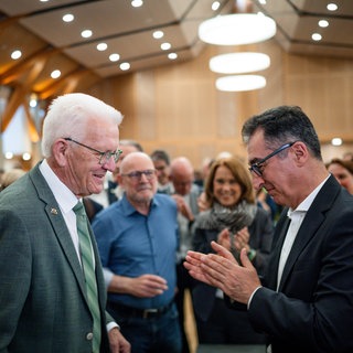 Winfried Kretschmann (l, Bündnis 90Die Grünen), Ministerpräsident von Baden-Württemberg, begrüßt den designierten Ministerpräsidenten von Baden-Württemberg, Cem Özdemir (r, Bündnis 90Die Grünen).