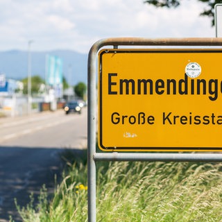 Ein Ortsschild steht am Eingang der Stadt Emmendingen. Erneut ist aus der Psychiatrie ein Straftäter geflohen. Es ist der dritte Fall in kurzer Zeit.