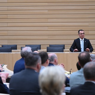  Cem Özdemir (Bündnis 90Die Grünen) wird im Landtag zum neuen Ministerpräsidenten von Baden-Württemberg gewählt.