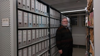 Hartmut Obst steht im Staatsarchiv Ludwigsburg. Der Archivar hilft anderen bei der Recherche zur Familiengeschichte während der NS-Zeit.