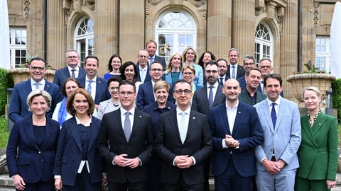 Ministerpräsident von Baden-Württemberg Cem (Grünen) und Manuel Hagel (CDU) stehen nach der Vereidigung der neuen Landesregierung mit den Ministern und den Staatssekretären vor der Villa Reitzenstein, dem Amtssitz des Ministerpräsidenten.
