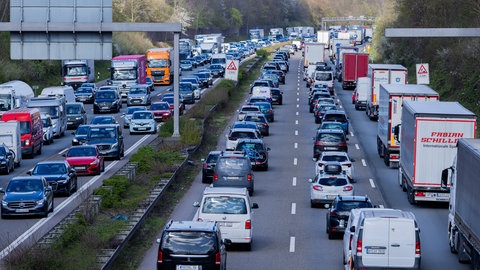 Der Verkehr staut sich auf der Autobahn 1 vor dem Autobahnkreuz Leverkusen - so könnte es an Pfingsten auch auf den Autobahnen Baden-Württembergs aussehen.