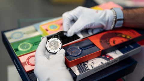 Die ersten Modelle der neuen "Royal Pop"-Uhrenkollektion aus der Kollaboration zwischen Swatch und Audemars Piguet