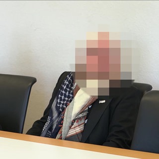 Eine Person mit verpixeltem Gesicht: Ein Pro-Palästina-Aktivist 