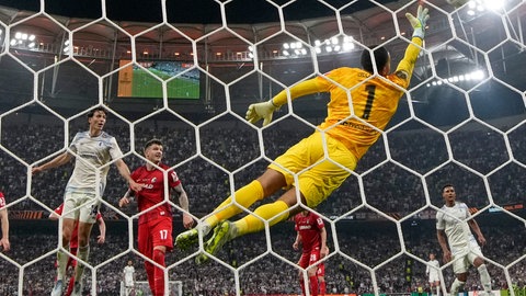 Freiburgs Torhüter Noah Atubolu muss sich einem Schuss von Emiliano Buendia von Aston Villa geschlagen geben. Die Breisgauer verpassten die historische Chance auf den ersten internationalen Titel der Vereinsgeschichte.