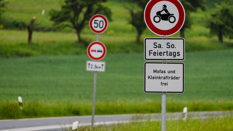 Vor dem Beginn des bei Motorradfahrern beliebten Streckenabschnitts Würgauer Berg sind Schilder angebracht, die Motorradfahrern an Wochenenden und Feiertagen die Weiterfahrt verbieten. 