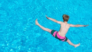 Ein Junge springt im Freibad in Denkendorf (Baden-Württemberg) ins Wasser. Das Wetter an Pfingsten sollte sich zum Baden eignen.