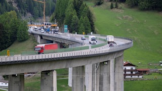 Autos und Lkw fahren über den Brenner (Brennerautobahn A13). 
