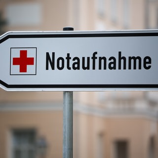Ein Schild weist den Weg zur Notaufnahme.