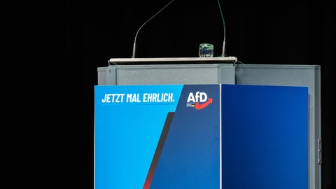 Ein leeres Rednerpult bei einer Wahlkampfveranstaltung der AfD Baden-Württemberg.