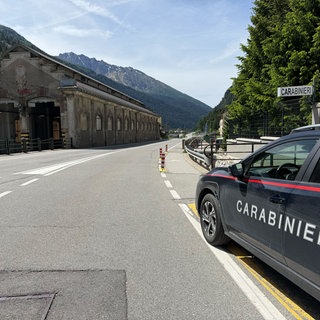 Der Brenner ist am Samstag, 30.05.2026, wegen einer Demonstration gesperrt. Ein Auto der Carabinieri steht an der Seite. Die Brenner-Sperre sorgt für fast autofreie Straßen auf dem Alpenpass.