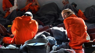 Insassen sitzen im Gefängnis im nordsyrischen Al-Hasaka. Viele der Gefangenen sind mutmaßliche IS-Anhänger. (Symbolbild)