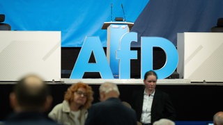 Das Logo der AfD auf einer Bühne bei einem Parteitag. (Symbolbild)