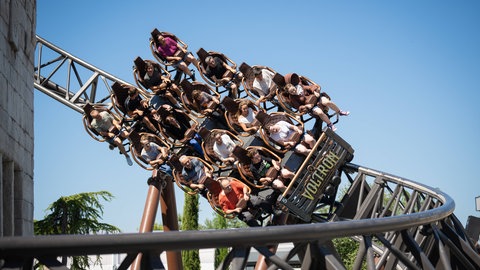 Ein Wagen der Achterbahn Voltron fährt vollbesetzt durch eine Kurve. Bei der neuen Attraktion des Europa-Parks können die Wartezeiten bei hohem Besucheraufkommen lang sein.